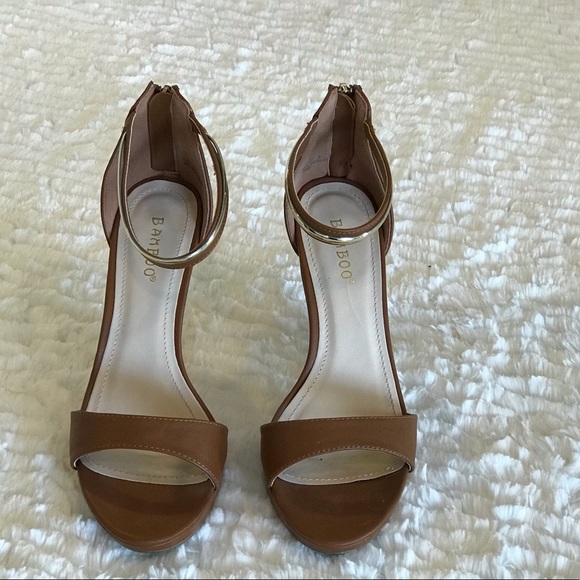 Open toe sandal with gold accent - Picture 2 of 4